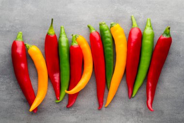 Gri arkaplanda kırmızı biber.