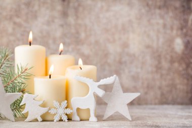 Ahşap arka planda noel süsü.