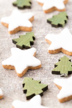 Noel aromalı yıldız şekilli bisküviler. 