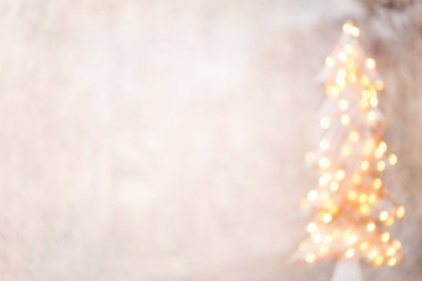 Odaklanamayan noel ağacı silueti bulanık ışıklarla.