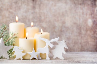 Ahşap arka planda noel süsü.