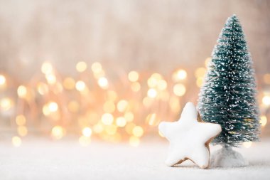 Duvar arkası olan Noel ağacında bulanık ışık kutlaması.