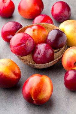 Gri arka planda taze meyve.