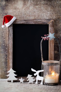 Süslü Noel tahtası. Noel Baba şapkası, yıldızlar, tahta arka plan. Klasik Rustik Biçim.