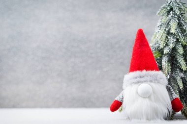 Noel Baba şapkalı Noel cücesi dekoru. Tatil bohek arka planı.