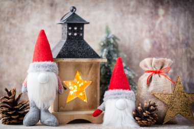 Cüceli Noel feneri dekoru. Tatil tebrik kartı..