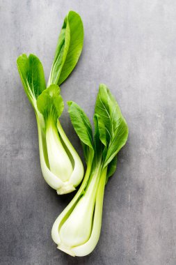 Gri arka planda taze ıspanak..