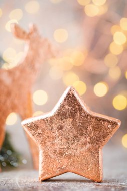 Bronz yıldız madalyası. Bokeh arka planında bronz bayram dekorasyonları.