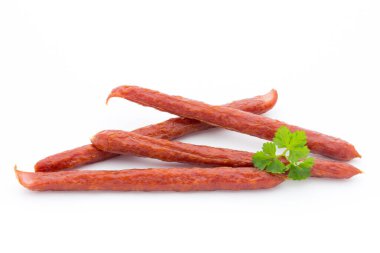 İsviçre usulü peperoni ya da salam, maydanoz sosisi. Beyaz arkaplanda izole.