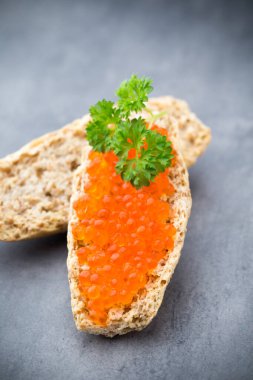 Tereyağlı ve kırmızı somonlu sandviç..