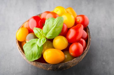 Taze fesleğenli taze üzüm domatesleri.