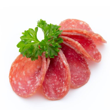 Salam füme sosis dilimleri beyaz arka planda izole.