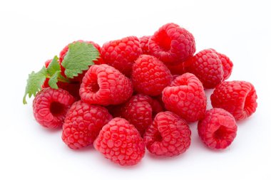 Beyaz arka planda izole edilmiş taze ahududu. Koleksiyon.