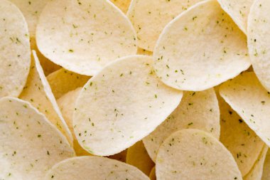 Taze organik patates cipsi arkaplanı..