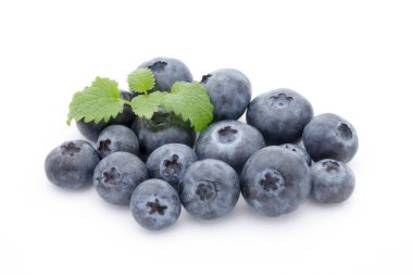 yaban mersinleri beyaz arka planda izole edilmiş taze sulu yaban mersinleri..