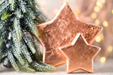 Bronz yıldız madalyası. Bokeh arka planında bronz bayram dekorasyonları.