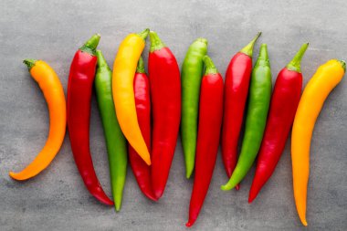 Gri arkaplanda kırmızı biber.