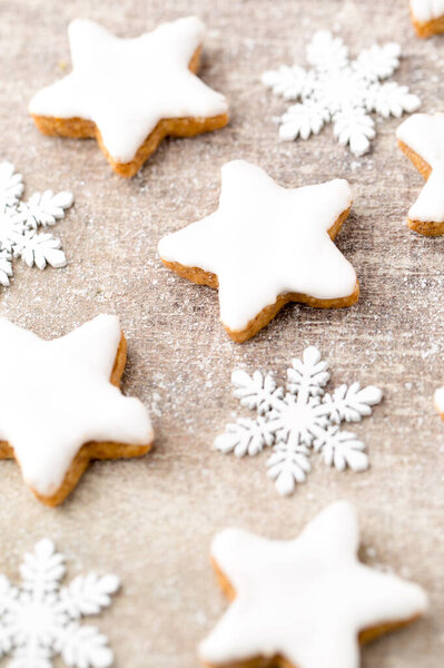 Christmas cinnamon-flavoured star-shaped biscuits. 