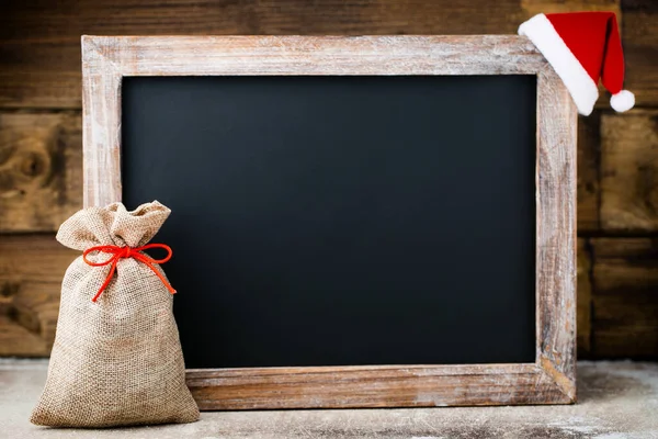 Kerst Schoolbord Met Decoratie Kerstmuts Sterren Houten Achtergrond Vintage Rustieke — Stockfoto