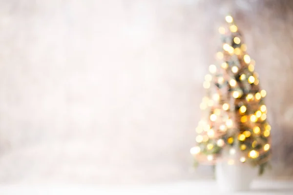 Silueta Árbol Navidad Desenfocada Con Luces Borrosas — Foto de Stock