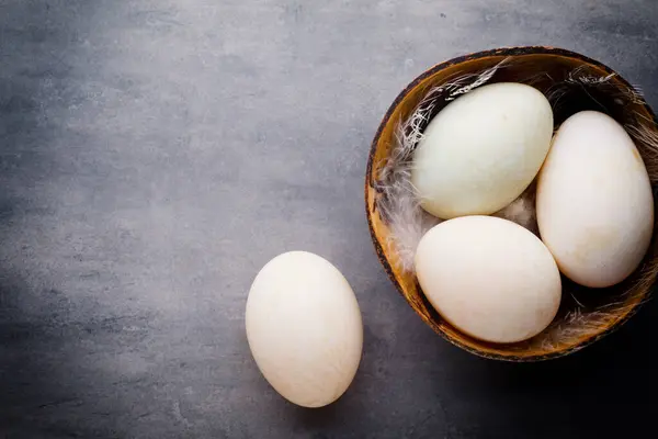 Huevos Pato Sobre Fondo Gris Jaula —  Fotos de Stock