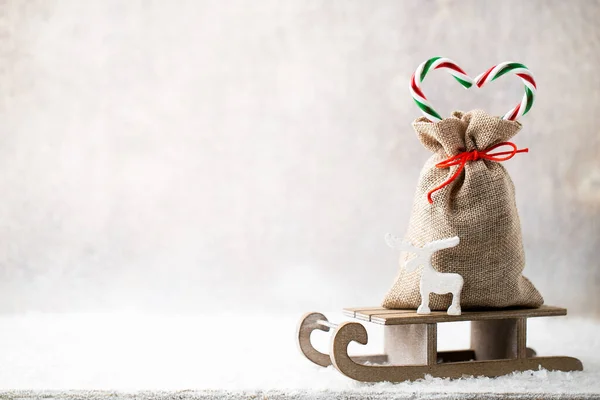 クリスマスの装飾 バラップ付きのギフトバッグ クリスマス ガード — ストック写真