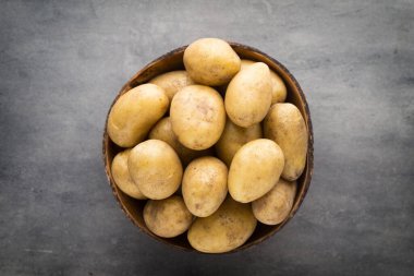 Kasede patates, gri arka plan..