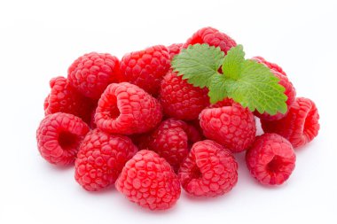 Beyaz arka planda izole edilmiş taze ahududu. Koleksiyon.