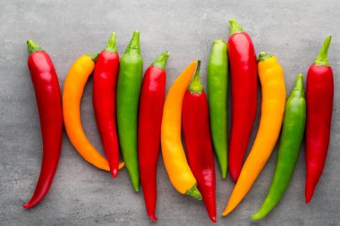 Gri arkaplanda kırmızı biber.