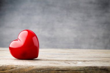 Gri arkaplanın kırmızı renginde kalpler.