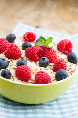 Böğürtlenli yulaf lapası. Ahududu ve yaban mersini.