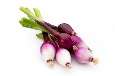 Beyaz arkaplanda kırmızı soğan izole edildi.