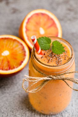 Meyve Smoothie, Kırmızı Portakal, Nane Yaprakları.