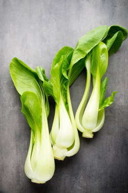 Gri arka planda taze ıspanak..