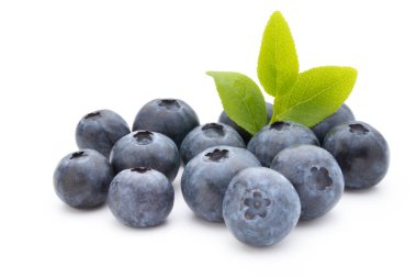 Beyaz arkaplanda taze yaban mersini.