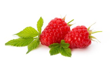 Beyaz arkaplanda yalıtılmış ahududu.