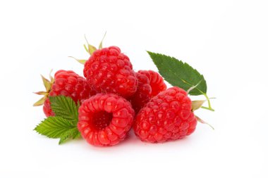 Beyaz arkaplanda yalıtılmış ahududu.