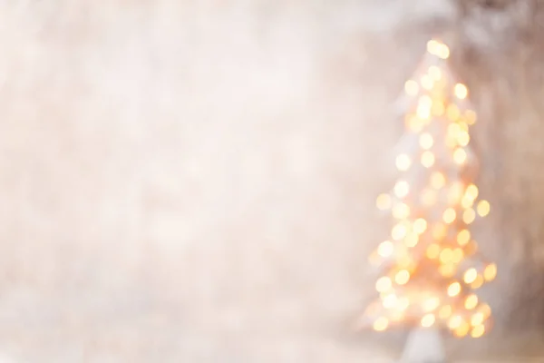 Sílhueta Árvore Natal Desfocada Com Luzes Embaçadas — Fotografia de Stock