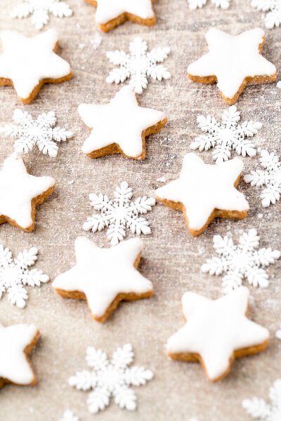 Christmas cinnamon-flavoured star-shaped biscuits. 