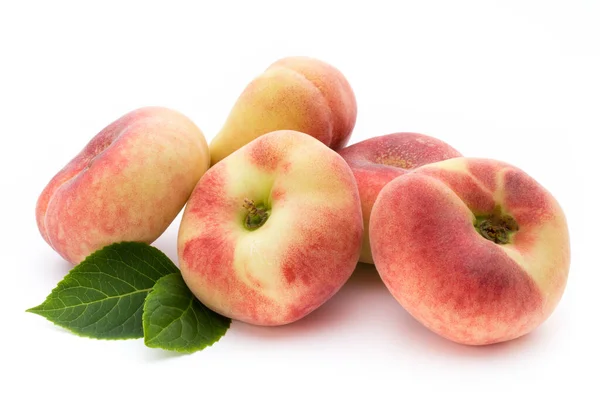 Perzik Fruit Met Geïsoleerde Witte Achtergrond — Stockfoto