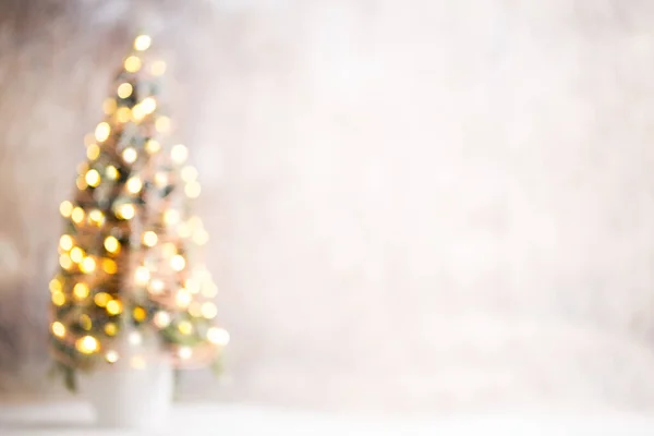 Defocused Kerstboom Silhouet Met Wazig Licht — Stockfoto