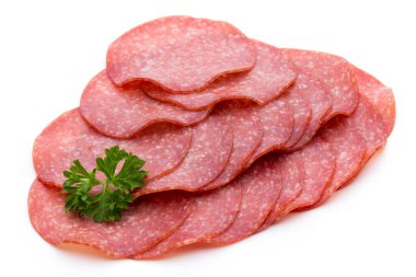 Beyaz arka planda izole edilmiş salam tütsülenmiş sosis dilimleri.