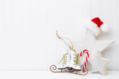 Beyaz ahşap arka planda Noel süslemesi.