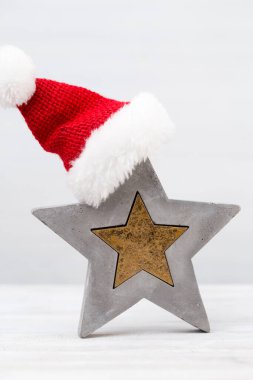 Noel dekoru ve Noel Baba şapkası. Noel tebrik kartı..