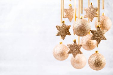 Noel süsleri altın yıldız ve balo.