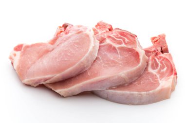 Beyaz arka planda izole edilmiş taze çiğ biftek..