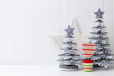 Beyaz ahşap arka planda Noel süslemesi.