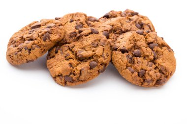 Beyaz arka planda izole edilmiş çikolatalı kurabiyeler. Tatlı bisküviler.