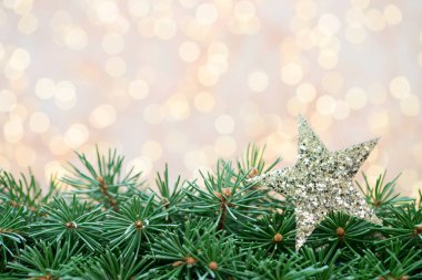 Bokeh arka planında Noel ağacı süslemeleri.