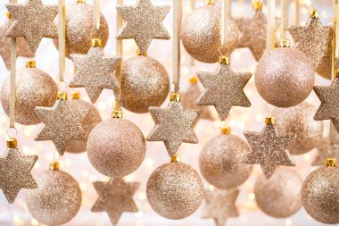 Noel süsleri altın yıldız ve balo.